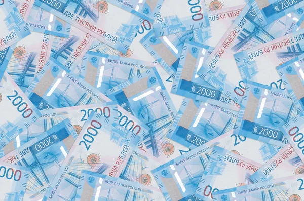 2000 Rus rublesi banknot büyük bir yığın halinde duruyor. Zengin yaşam kavramsal geçmişi. Büyük miktarda para.