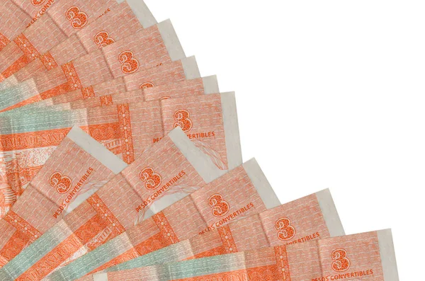 Üstü açılabilen 3 Küba pezosu beyaz arka planda izole edilmiş bir şekilde duruyor. Fan kapağında da fotokopi alanı var. Maaş zamanı kavramı veya finansal işlemler