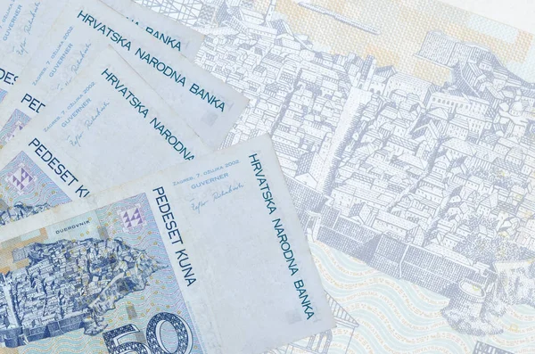 Büyük yarı şeffaf banknotun arka planında 50 Hırvat kuna faturası duruyor. Kopyalama alanı olan soyut iş arkaplanı