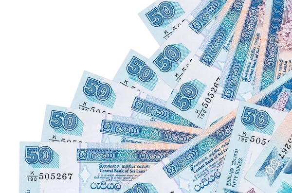 50 Sri Lanka rupisi banknotları beyaza izole edilmiş farklı bir sırayla yatar. Yerel bankacılık ya da para kazanma konsepti. İş arkaplanı afişi