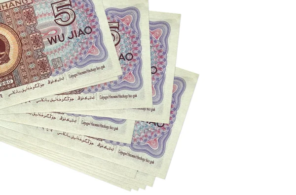 5 Çin yuanı banknotları küçük gruplar halinde ya da beyaz paketler halinde uzanıyor. Kopyalama alanı olan bir model. İş ve para değişimi kavramı