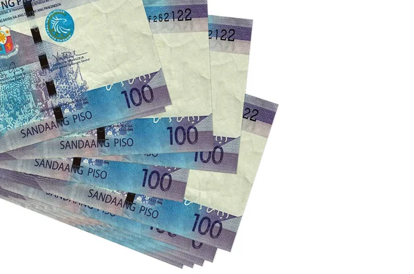 100 Filipin piso banknotları küçük gruplar halinde ya da beyaza izole edilmiş paketler halinde yatar. Kopyalama alanı olan bir model. İş ve para değişimi kavramı