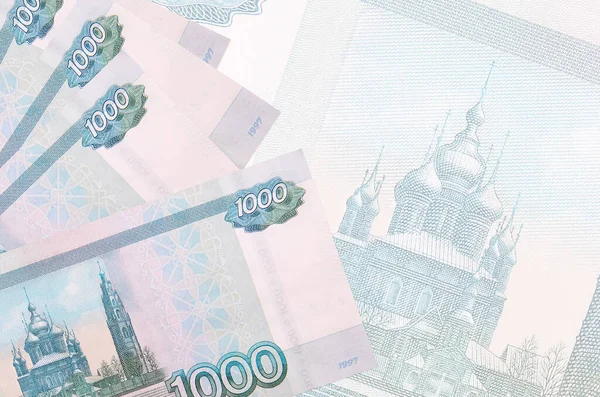 1000 Rus rublesi, büyük yarı şeffaf banknotun arka planında duruyor. Kopyalama alanı olan soyut iş arkaplanı