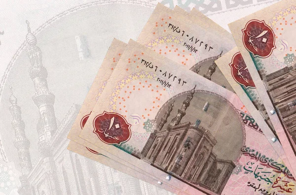 10 Mısır sterlinli banknotlar büyük yarı şeffaf banknotların arka planında duruyor. Ulusal para biriminin soyut sunumu. İş konsepti
