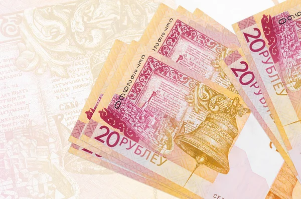 20 Belorus rublesi banknotları büyük yarı şeffaf banknotların arka planında duruyor. Ulusal para biriminin soyut sunumu. İş konsepti