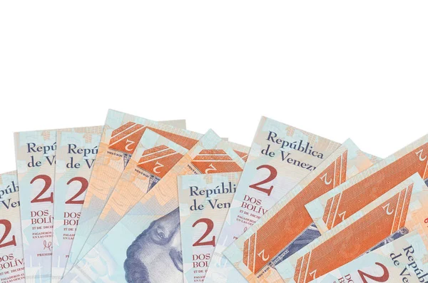 2 Venezüella bolivarı banknotları ekranın alt tarafında, beyaz arka planda, kopyalama alanı ile izole bir şekilde duruyor. Paralı iş kavramları için arkaplan afişi şablonu