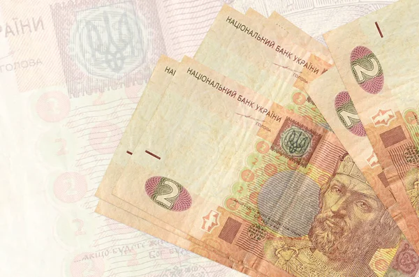 2 Ukrayna hrivniası faturası büyük yarı şeffaf banknotun arka planında duruyor. Ulusal para biriminin soyut sunumu. İş konsepti