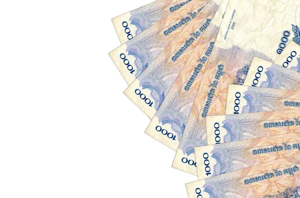 1000 Kamboçyalı isyan yasası, beyaz arka planda fotokopi alanı ile izole bir şekilde duruyor. Zengin yaşam kavramsal geçmişi. Büyük miktarda ulusal para birimi zenginliği