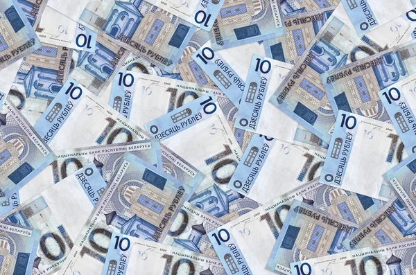 10 Belorus rublesi banknotları büyük bir yığın halinde duruyor. Zengin yaşam kavramsal geçmişi. Büyük miktarda para.