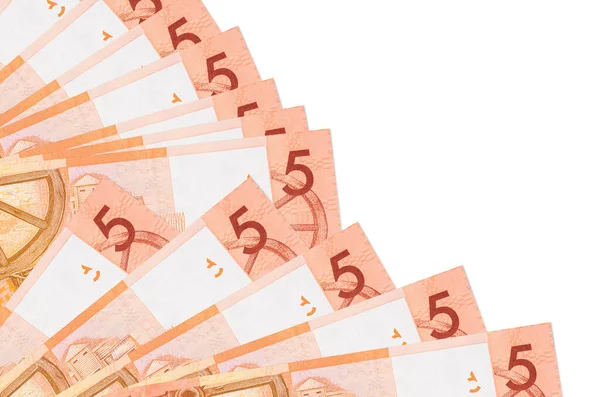 Beyaz arka planda izole edilmiş 5 Belorus rublesi banknotu var. Fan kaplamasında da fotokopi alanı var. Maaş zamanı kavramı veya finansal işlemler