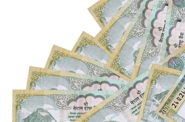100 Nepal Rupisi banknotları beyaza izole edilmiş farklı bir sırayla yatar. Yerel bankacılık ya da para kazanma konsepti. İş arkaplanı afişi