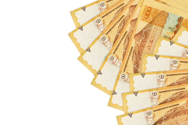 1000 Kazakistan tenge banknotu beyaz arka planda, kopyalama alanı ile izole bir şekilde duruyor. Zengin yaşam kavramsal geçmişi. Büyük miktarda ulusal para birimi zenginliği