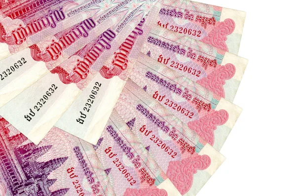 500 Kamboçya ayaklanması faturası beyaz arka planda izole edilmiş ve fotokopi alanı fan şeklinde dizilmiş. Finansal işlemler kavramı