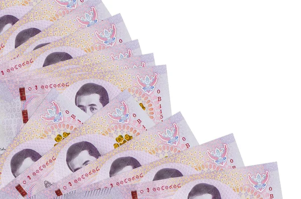 500 Tayland baht banknotu beyaz arka planda izole bir şekilde duruyor. Fan kaplamasında da fotokopi alanı var. Maaş zamanı kavramı veya finansal işlemler