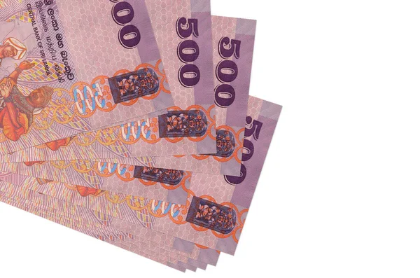 500 Sri Lanka rupisi küçük gruplar halinde ya da beyaz paketler halinde yatar. Kopyalama alanı olan bir model. İş ve para değişimi kavramı