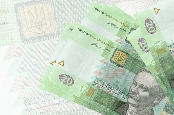 20 Ukrayna hrivniası banknotları büyük yarı şeffaf banknotların arka planında duruyor. Ulusal para biriminin soyut sunumu. İş konsepti
