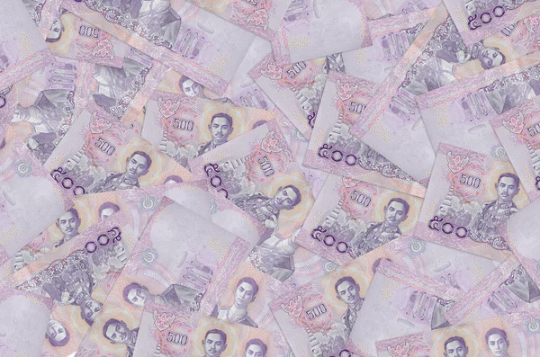 500 Tayland baht faturası büyük bir yığın halinde duruyor. Zengin yaşam kavramsal geçmişi. Büyük miktarda para.