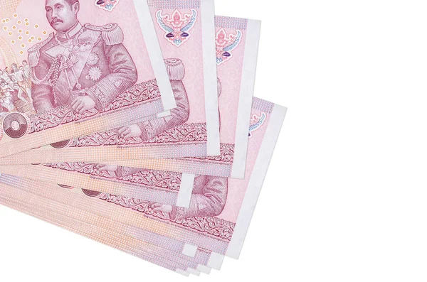 100 Tayland baht banknotları küçük gruplar halinde ya da beyaz paketler halinde uzanıyor. Kopyalama alanı olan bir model. İş ve para değişimi kavramı