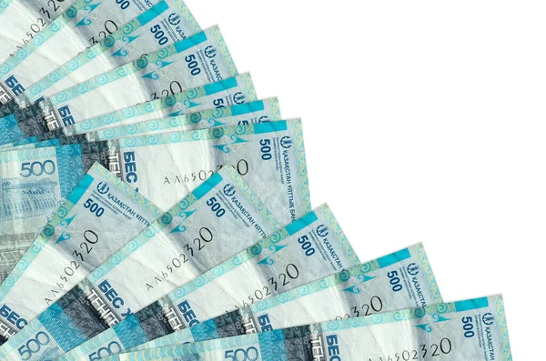 500 Kazakistan tenge banknotları beyaz arka planda izole edilmiş ve fana yerleştirilmiş bir kopya alanı var. Maaş zamanı kavramı veya finansal işlemler