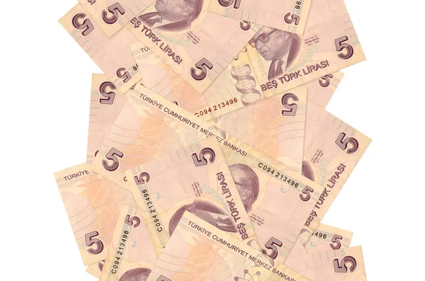 5 Türk lirası beyazın üzerinde izole bir şekilde uçuyor. Birçok banknot sol ve sağ tarafta beyaz kopya alanı ile düşüyor