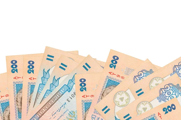 Ekranın alt tarafında 200 Ukrayna hrivniası banknotu var. Beyaz arka planda, kopyalama alanı ile izole edilmiş. Paralı iş kavramları için arkaplan afişi şablonu