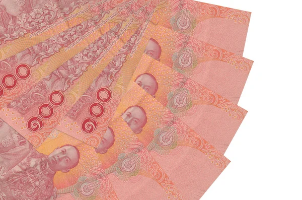 100 Tayland baht banknotları beyaz arka planda izole edilmiş bir şekilde duruyor ve fotokopi alanı fan şeklinde dizilmiş. Finansal işlemler kavramı