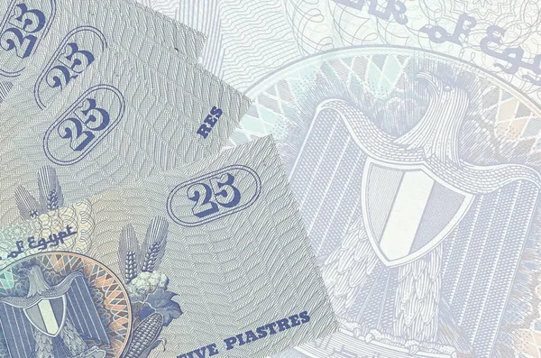 25 Mısır kuruşu banknotları büyük yarı şeffaf banknotların arka planında duruyor. Kopyalama alanı olan soyut iş arkaplanı
