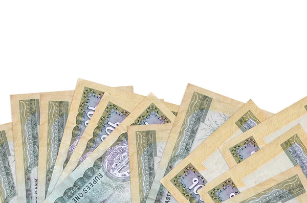 Ekranın alt tarafında 100 tane Nepal rupi banknot var. Beyaz arka planda izole edilmiş ve fotokopi alanı var. Paralı iş kavramları için arkaplan afişi şablonu