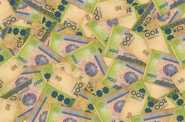 200 Özbekistanlı som banknot büyük bir yığın halinde duruyor. Zengin yaşam kavramsal geçmişi. Büyük miktarda para.