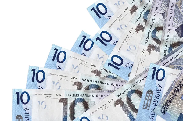 Beyaz üzerine izole edilmiş 10 Belorus rublesi banknotu farklı bir sırayla yatar. Yerel bankacılık ya da para kazanma konsepti. İş arkaplanı afişi