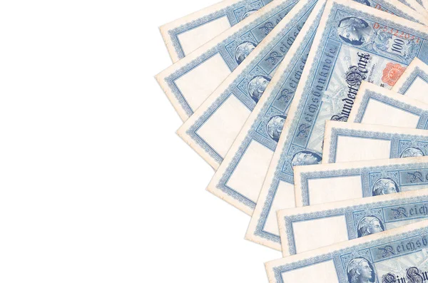 100 Reich banknotları beyaz arka planda fotokopi alanı ile izole bir şekilde duruyor. Zengin yaşam kavramsal geçmişi. Büyük miktarda ulusal para birimi zenginliği