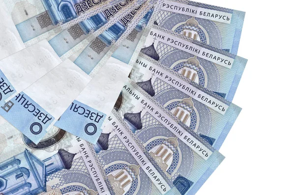 Beyaz zemin üzerinde izole edilmiş 10 Belorus rublesi banknotu var. Fan şeklinde fotokopi alanı da yakın. Finansal işlemler kavramı