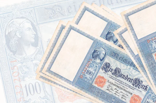 Banknoty 100 Marek Rzeszy Leżą Stosach Tle Dużego Półprzezroczystego Banknotu — Zdjęcie stockowe