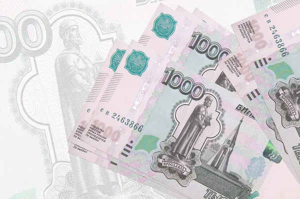 1000 Rubli Russi Trovano Pila Sullo Sfondo Una Grande Banconota — Foto Stock