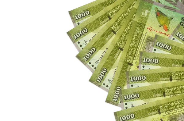 1000 Sri Lanka rupi banknotları beyaz arka planda fotokopi alanı ile izole bir şekilde duruyor. Zengin yaşam kavramsal geçmişi. Büyük miktarda ulusal para birimi zenginliği