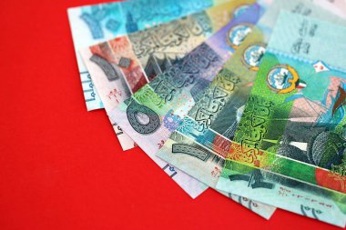 Kuveyt dinarı kırmızı ışıkta büyük miktarda para getiriyor. Finans ve bankacılık kavramı