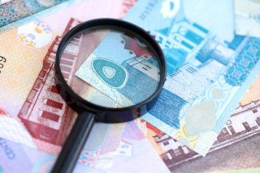Bahreyn dinar para birimi faturaları ve büyüteç yakın çekim. Finansal izleme ve vergilendirme kavramı