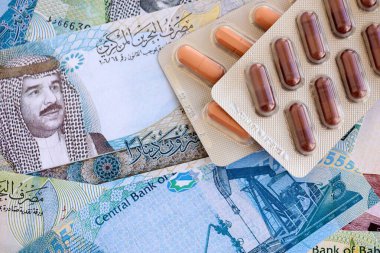 Bahreyn dinar para birimi faturaları ve ilaç hapları yakında. İlaç ve eczane kavramı