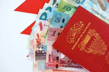 Bahreyn dinar para birimi faturaları ve pasaport bayrağın üzerinde. Seyahat ve tatil kavramı