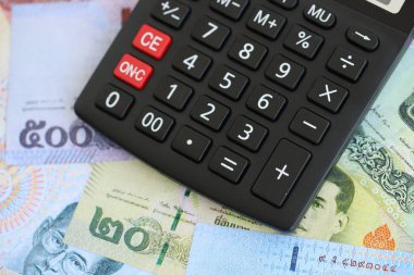 Tayland baht para birimi faturaları ve hesap makinesi kapanıyor. Vergilendirme ve para sayımı kavramı