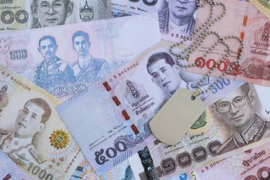 Tayland baht para birimi faturaları ve askeri paralar. Askerlik konsepti