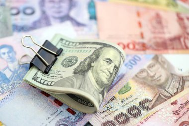 Tayland baht para birimi faturaları ve biz dolar banknotları yakın. Ekonomi ve döviz kuru kavramı