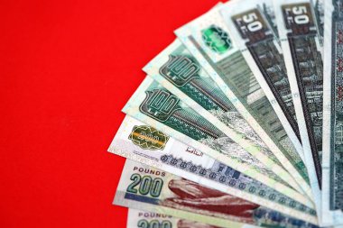 Mısır 'a ait para banknotları kırmızı olana çok yakın. Finans ve bankacılık kavramı