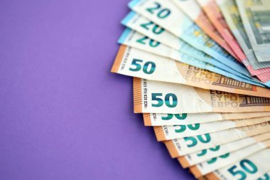 Avrupa para birimi banknotlarının büyük bir kısmı mor renkli masaya yakın. Avrupa 'da iş ve gelir kavramı