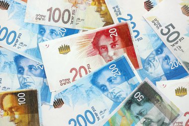 Israel New Shekels banknotları. İsrail 'in şu anki para faturaları büyük miktarda masada yatıyor. İsrail 'de iş ve yatırım kavramı