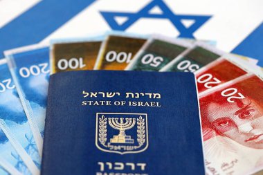 İsrail Yeni Şekelleri 'nin banknotları ve pasaportu bayrağın üzerinde. İsrail 'in mevcut para faturaları ve biyometrik geçiş bayrağında büyük miktarda yer alıyor. İsrail 'de seyahat ve tatil kavramı