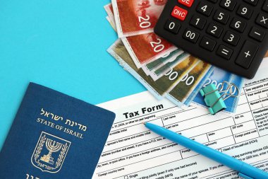 İsrail 'in yeni şekeri pasaport ve vergi formlarıyla dolu. Şu anki İsrail parası ve vergileri yakın plan. İsrail 'de vergi ödeme ve muhasebe kavramı