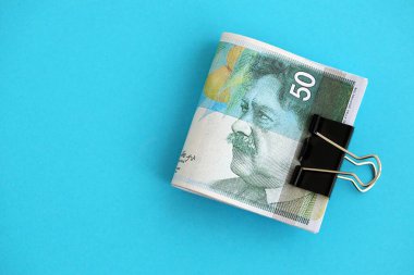 Israel New Shekels banknotları mavi arka planda. İsrail 'in şu anki para banknotları büyük oranda mavi üzerine yatar. İsrail 'de iş ve yatırım kavramı