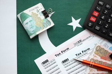 Pakistan hesap makinesi ve vergi formuyla banknotlar halinde. Şu anki Pakistan gerçek para ve vergi faturaları yakın plan. Pakistan 'da vergi ödeme ve muhasebe kavramı