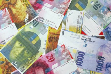 İsviçre frangı banknotları. Mevcut frank para faturaları büyük miktarda masada yatıyor. İsviçre 'de iş ve yatırım kavramı